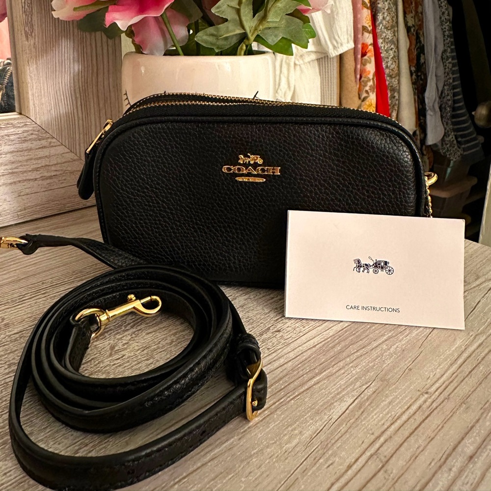 Cute coach bag with two zippers, it can be used as a clutch or a crossbody